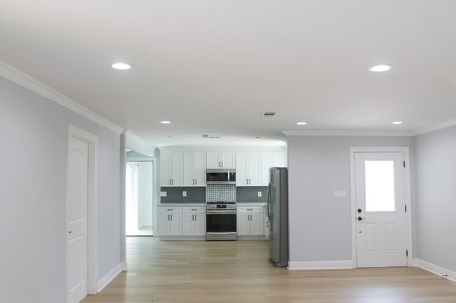 Building Photo - 2133 Generes Dr
