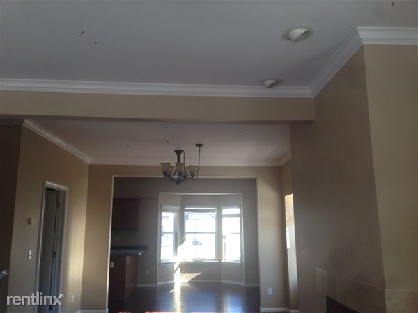 Building Photo - 22095 Parkview Dr