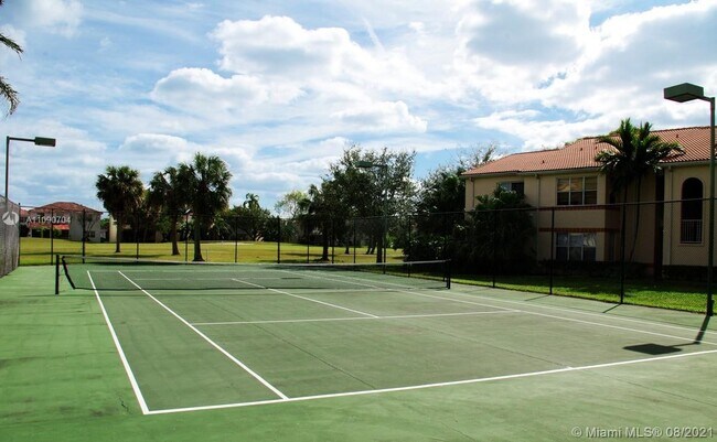 Foto del edificio - 3400 Pinewalk Dr N