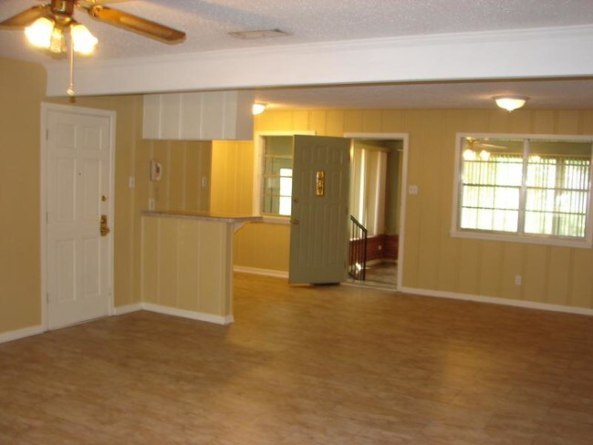 Building Photo - 912 Moorehill Dr