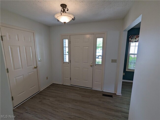 Foto del edificio - 1417 Hollow Wood Ln