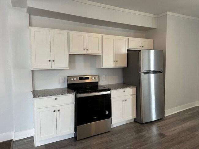 Building Photo - Renovated 1st Floor 2 Bedroom 1 Bathroom A...
