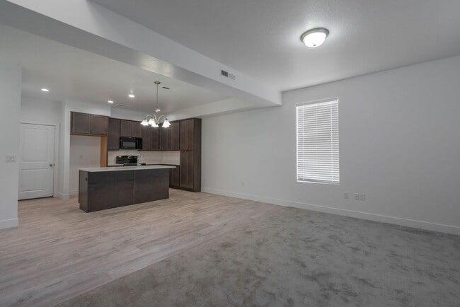 Building Photo - Well Maintained, 3 Bedroom and 2.5 Bathroom Townhome in Desert Color! Internet Included!