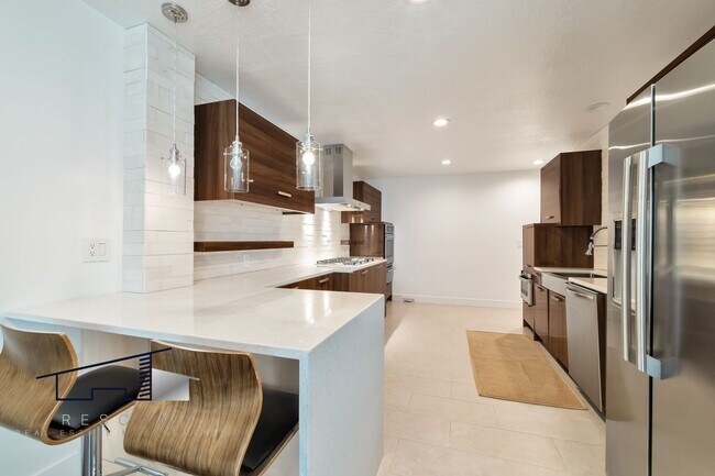 Building Photo - Fully Furnished Executive Home!