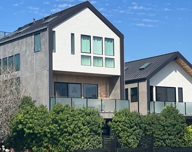 Building Photo - 2606 S Barrington Ave