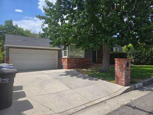 Building Photo - 2 Bedroom in La Crescenta