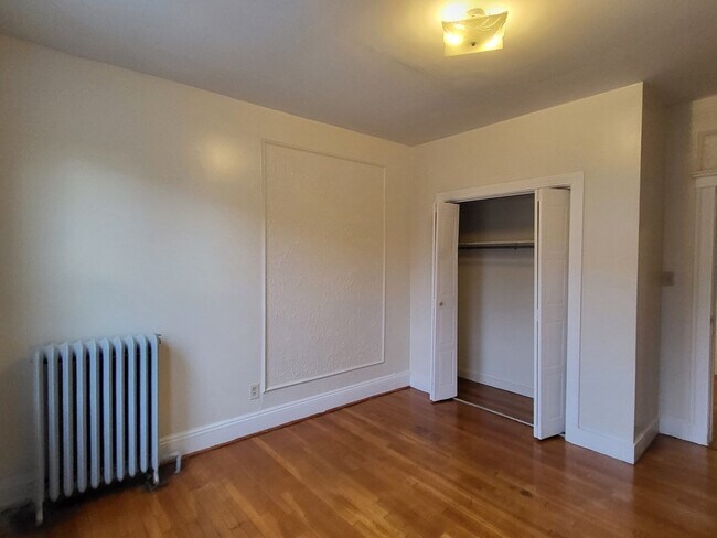 Building Photo - 19 Mora St