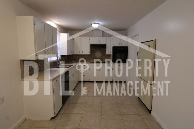 Building Photo - Great 2 Bedroom 2 Bathroom Duplex with Bon...