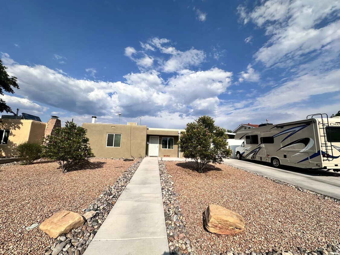 Foto del edificio - Coming July 16th, 2026! Newly Remodeled 3 Bedroom 2 Bathroom