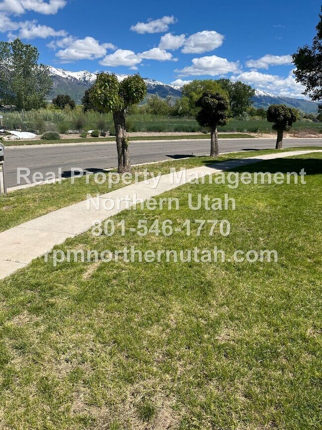 Foto del edificio - Stunning 4 Bedroom House in Layton Coming ...