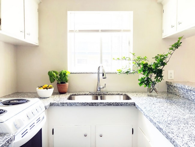 kitchen1.jpg - Pine Village Boutique Apartments