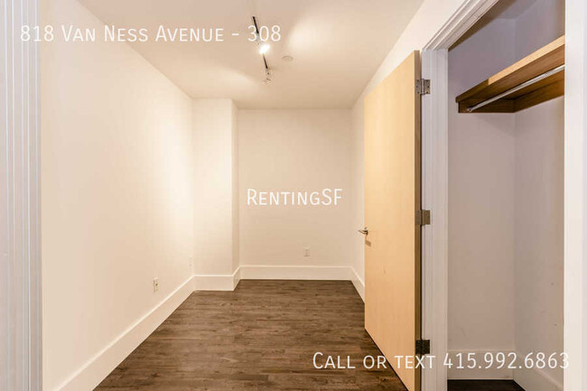 Building Photo - 1 BR plus 2nd BR / Den with 2 Full Bathrooms