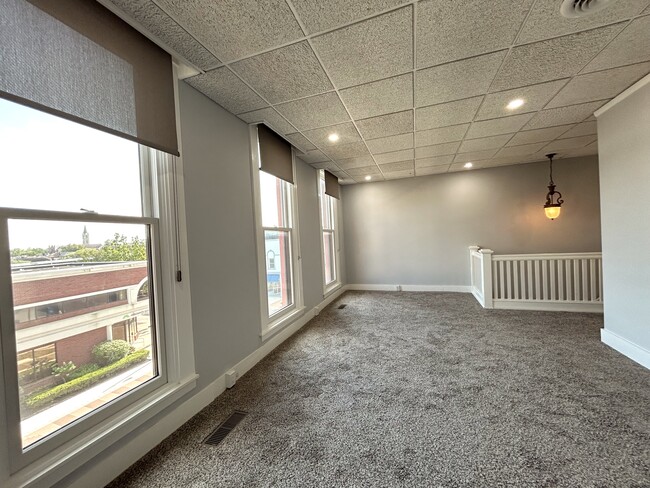 Family room with Southern light - 706 E Main St