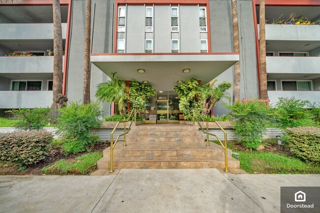 Building Photo - 4915 Tyrone Ave