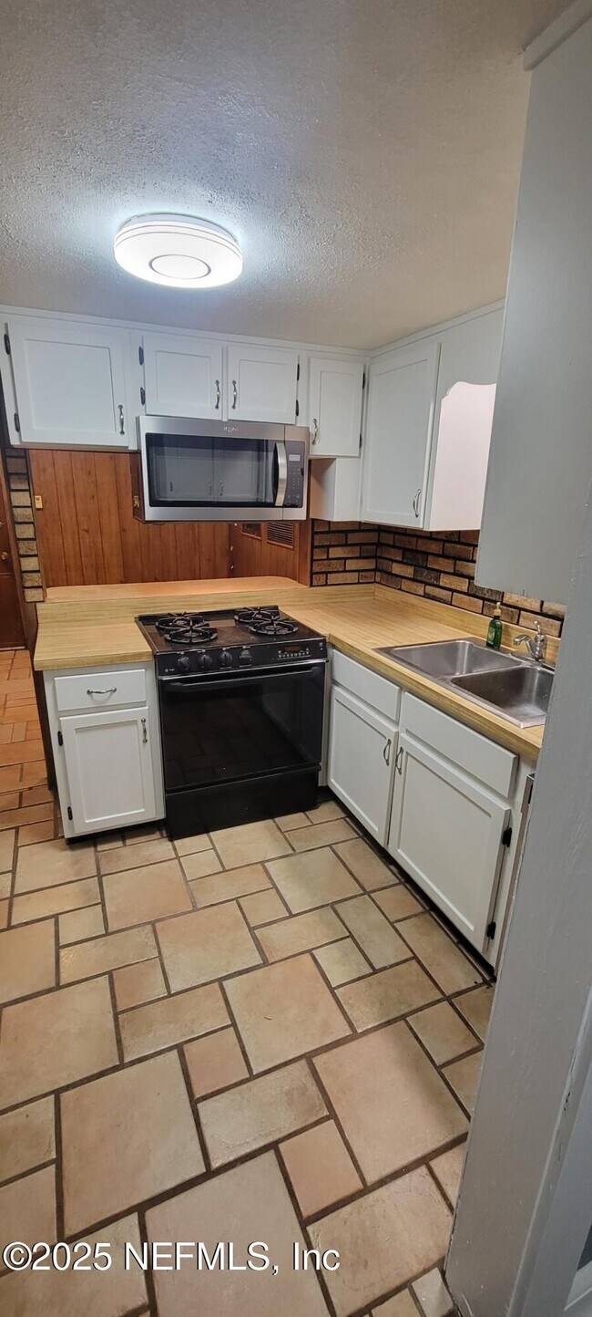 Foto del edificio - 1243 W 29th St