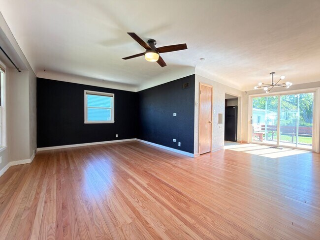 Foto del edificio - $1,450 | 2 Bedroom 1 Bath Home | Washer & Dryer | Garage