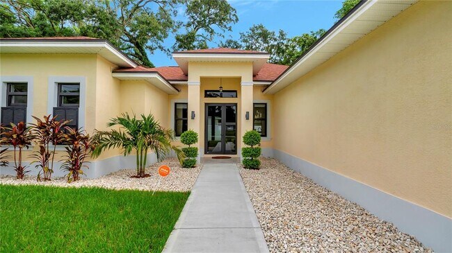 Building Photo - 306 E Clay Ave