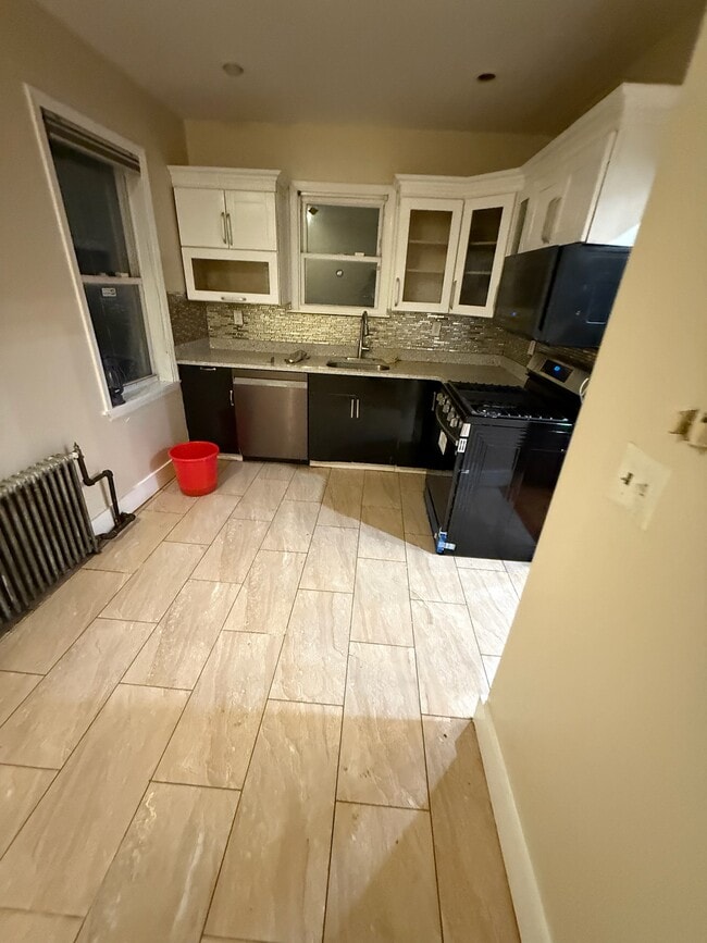 Building Photo - 92-14-14 Silver Rd