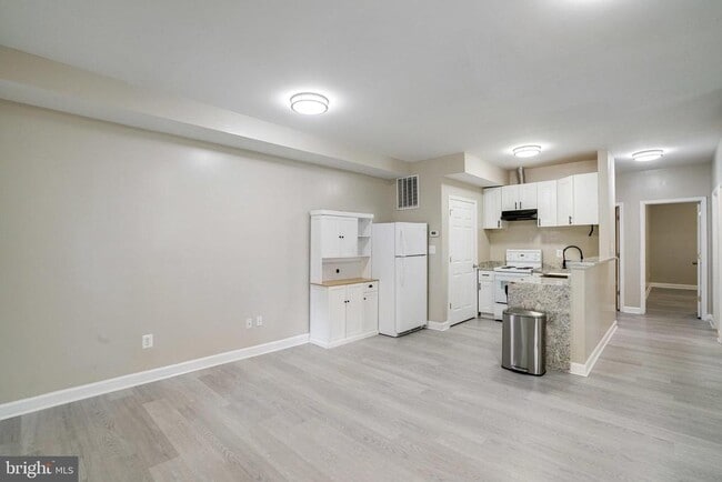 Building Photo - 2056 Shirlington Rd