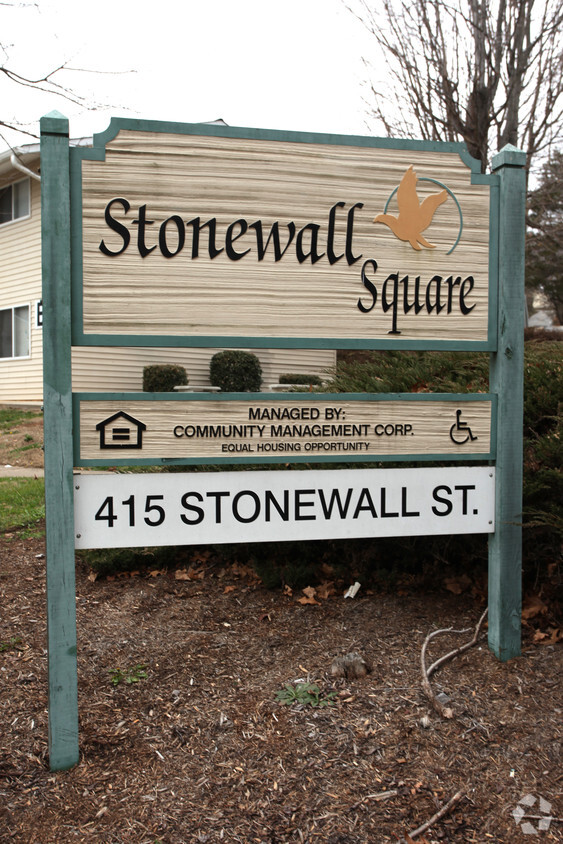 Building Photo - Stonewall Square