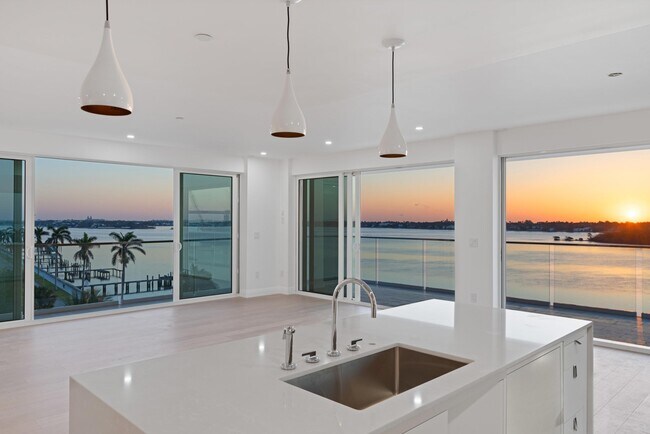 Building Photo - 3611 S Flagler Dr