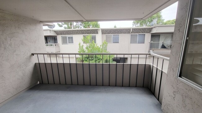 Building Photo - 3 bd/2 ba Townhouse close to USD.
