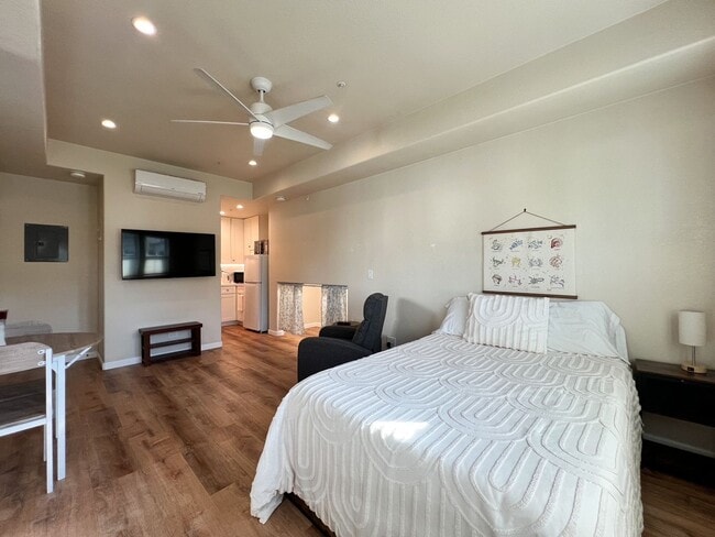 Building Photo - Fully Furnished Updated Studio