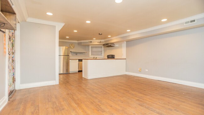 Building Photo - 5006 N Wolcott Ave