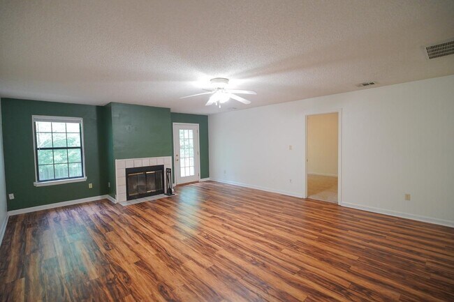Foto del edificio - 828 Ashlyn Forest Dr