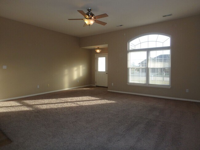 Foto del edificio - Nice 3 Bed 2 Bath House In Hunters Gate!