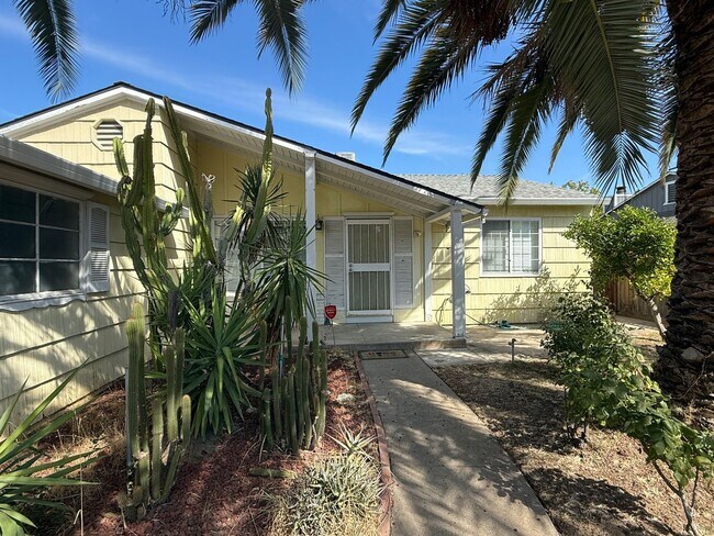 Building Photo - Cozy 2 bedroom 1 bathroom with pool!