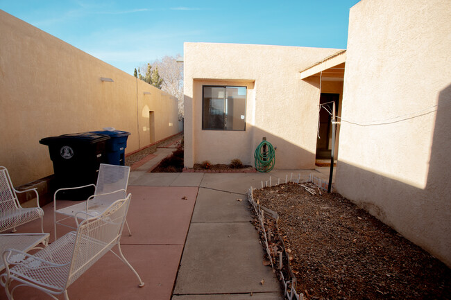 Building Photo - 10513 Camino Del Oso NE