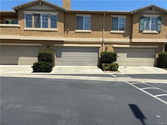 Building Photo - Beautifully designed townhome