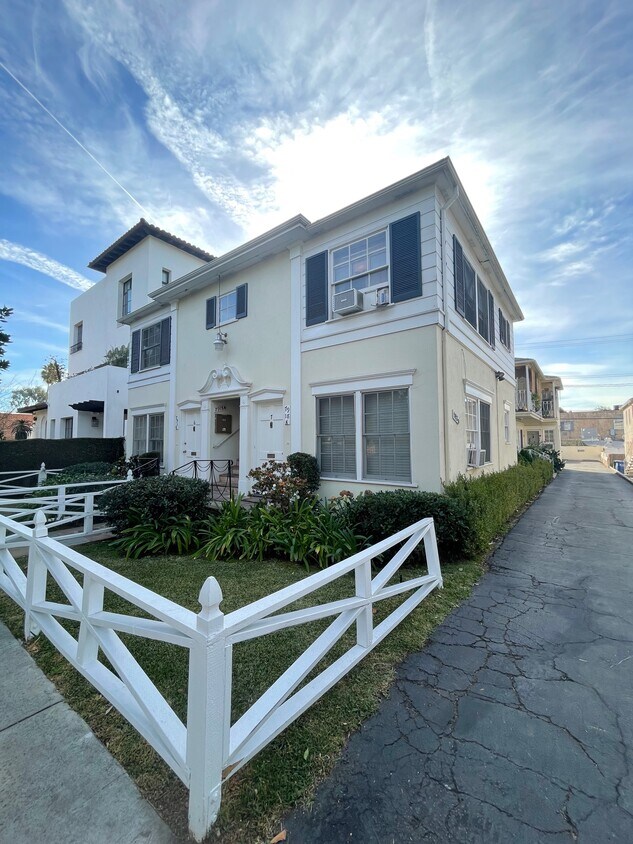 Foto principal - 7918 Norton Ave