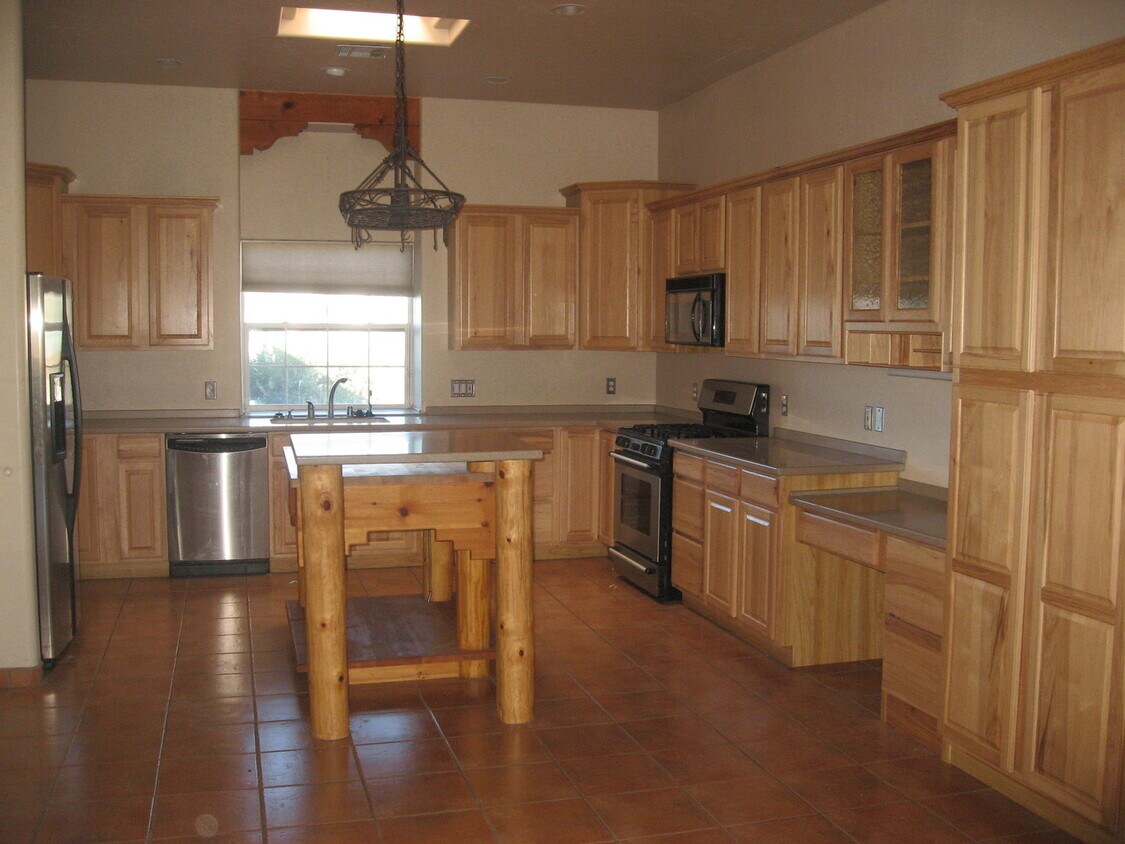 Primary Photo - 3 Bedroom, 2 Bath, 2 Car Garage Home - Ava...