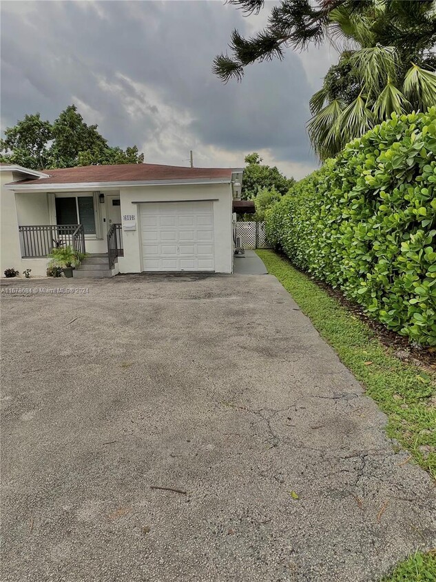 Primary Photo - 6110 Coral Way