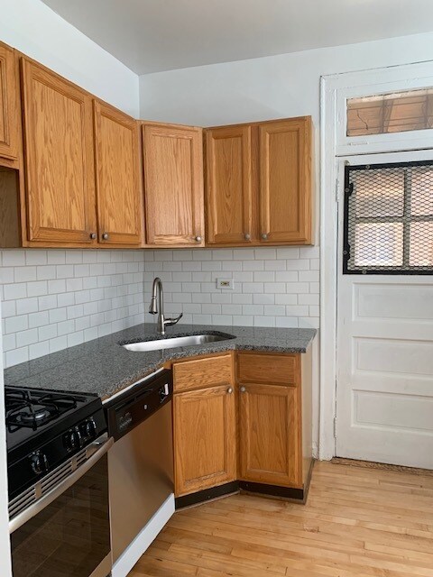 Foto del edificio - 3925 N Southport Ave