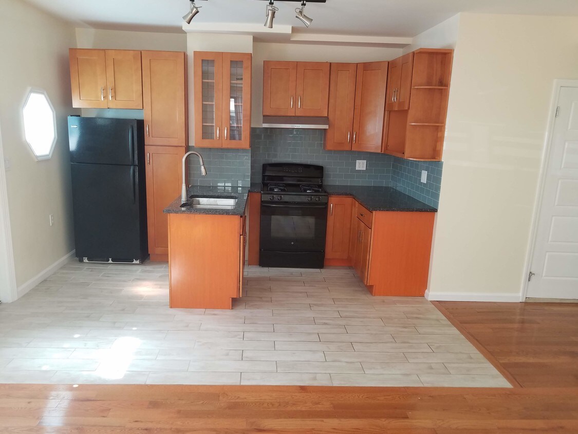 Primary Photo - 5808 Mosholu Ave