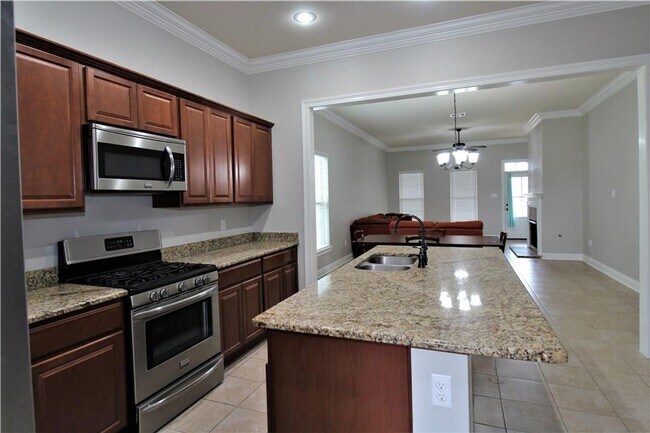 Building Photo - 4 br, 3 bath House - 984 Maize st