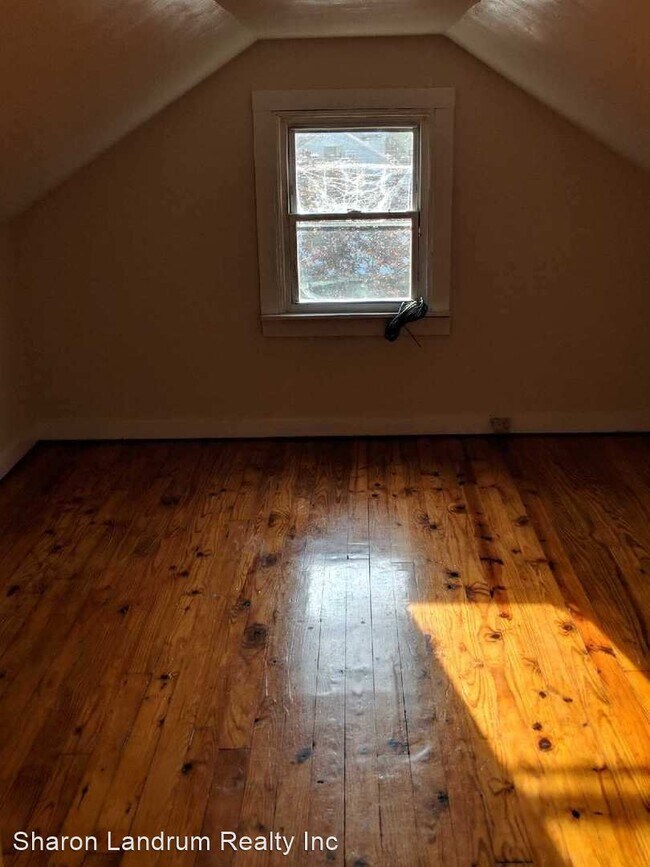 Building Photo - 4 br, 1 bath House - 3630 Kahlert Ave