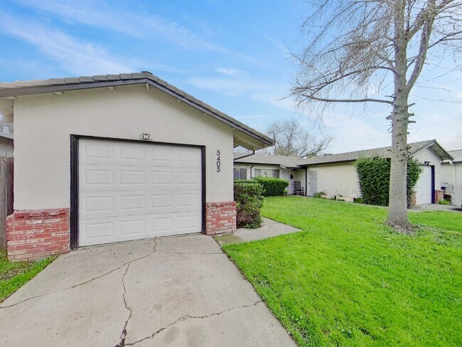 Foto del edificio - 2BR/1BA House w/ Fenced Yard + Garage In Carmichael