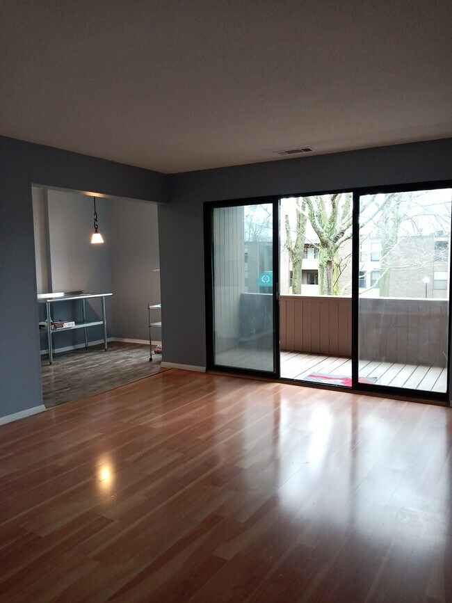 Living/dining - 10 Shrewsbury Green Dr