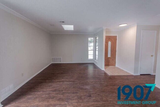 Foto del edificio - Spacious 4-Bedroom Home with Charming Brick Fireplace and Updated Flooring in Moore!