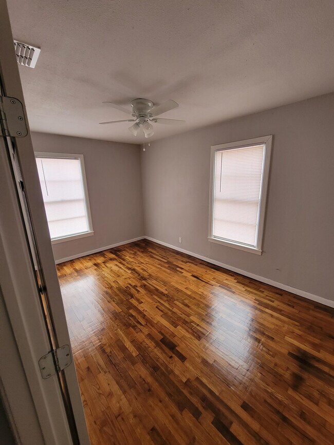 Building Photo - 305 Rockwood Dr