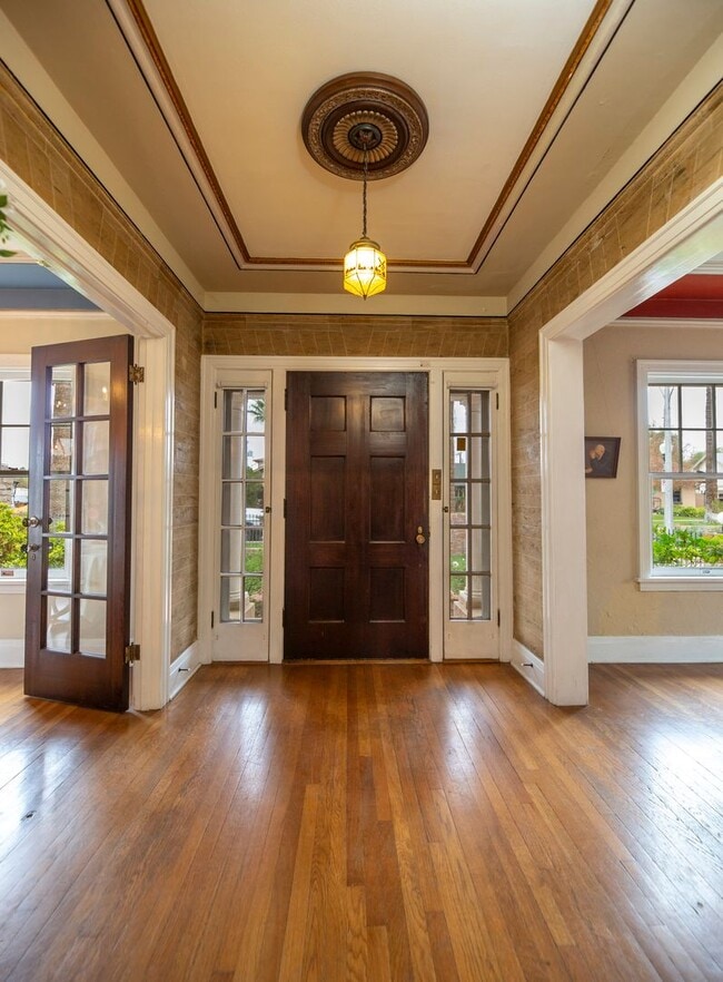 Building Photo - WONDERFUL HISTORIC 5 BED 3 BATH PROPERTY WITH CARRIAGE HOUSE