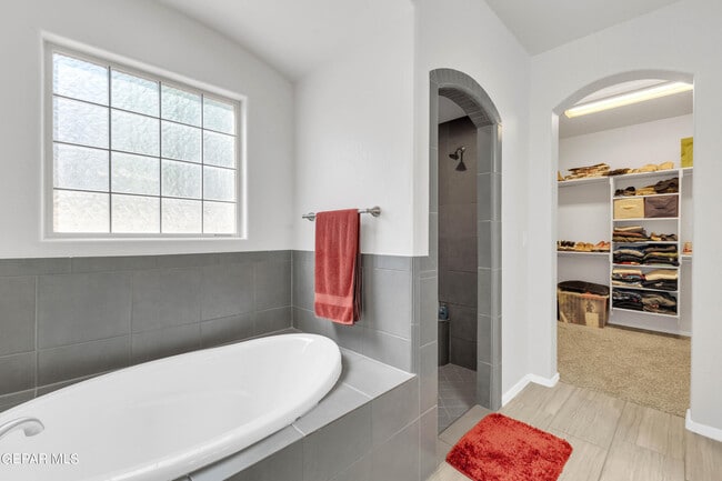 Foto del edificio - 1044 Gaitan St