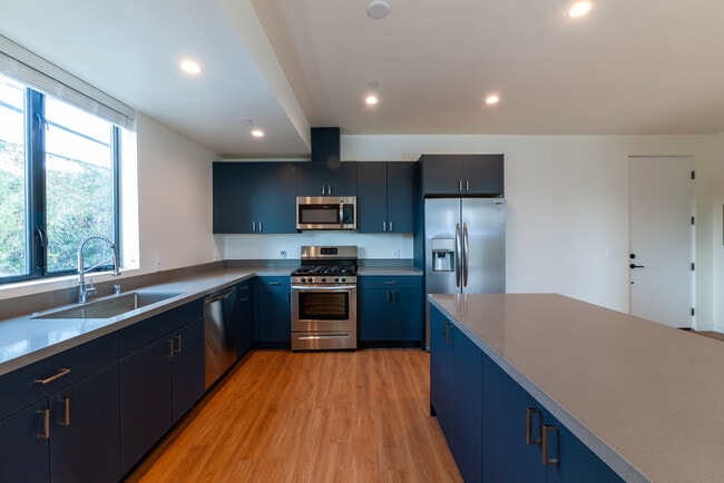 Building Photo - 747 Lillian Way
