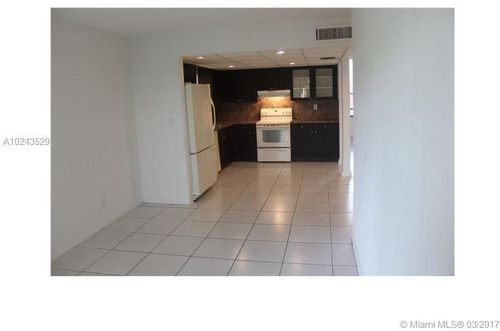 Building Photo - 653 N University Dr