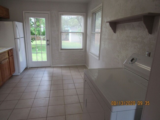 Building Photo - New Paint ! Located walking distance to Ca...