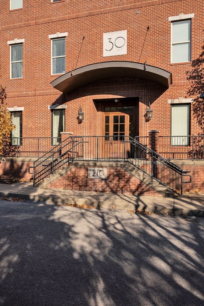 Foto del edificio - Furnished West End Luxury Condo